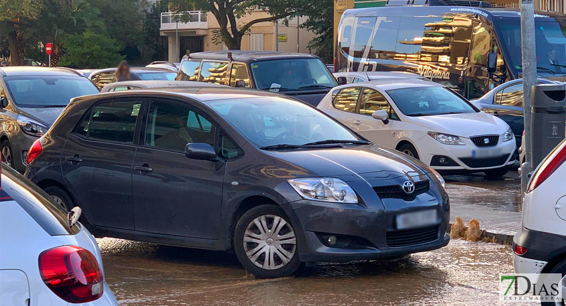 Reventón de cañerías cerca del colegio Piloto Guadiana