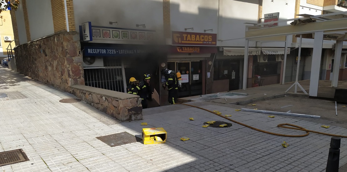 Policía Local y Bomberos actúan en una deflagración de un estanco en obras en Mérida