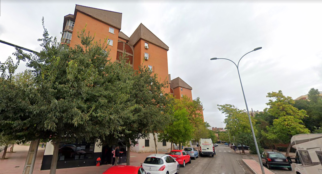 Cuatro personas intoxicadas por gases tóxicos tras un incendio en Cáceres