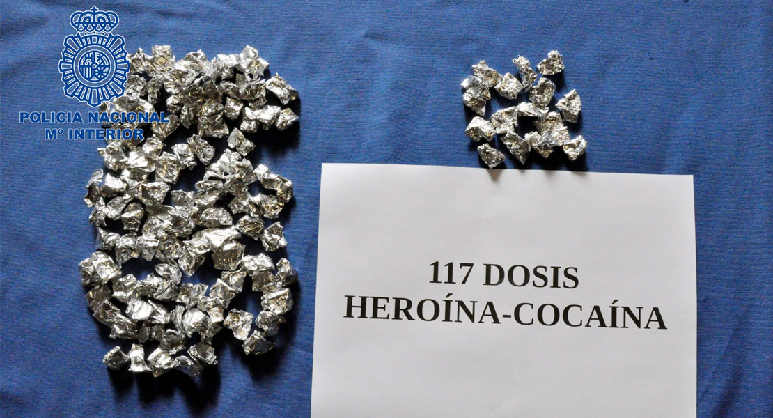 La Policía Nacional detiene a un hombre que portaba 117 papelinas de droga en su chaqueta en Mérida