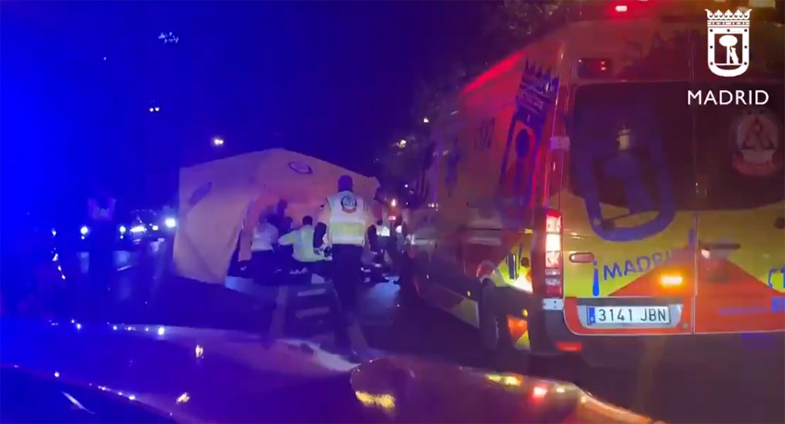 Muere un motorista tras chocar con un coche, caer al suelo y recibir el impacto de otro en Madrid