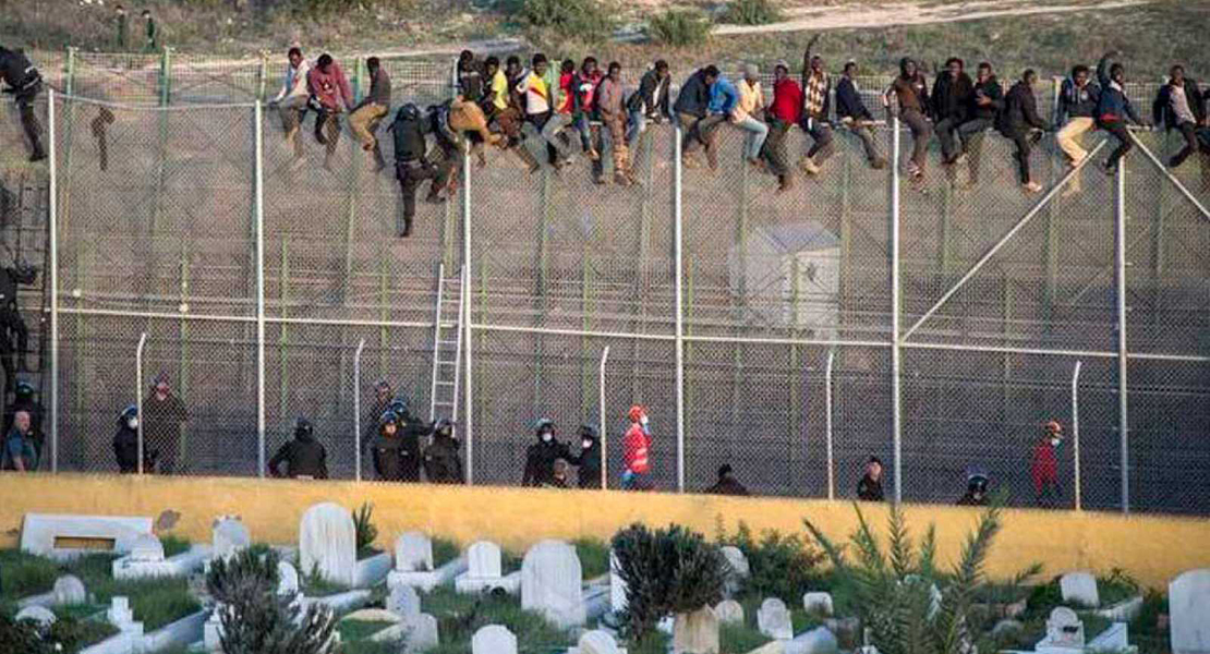 52 personas logran atravesar la valla de Ceuta con una furgoneta