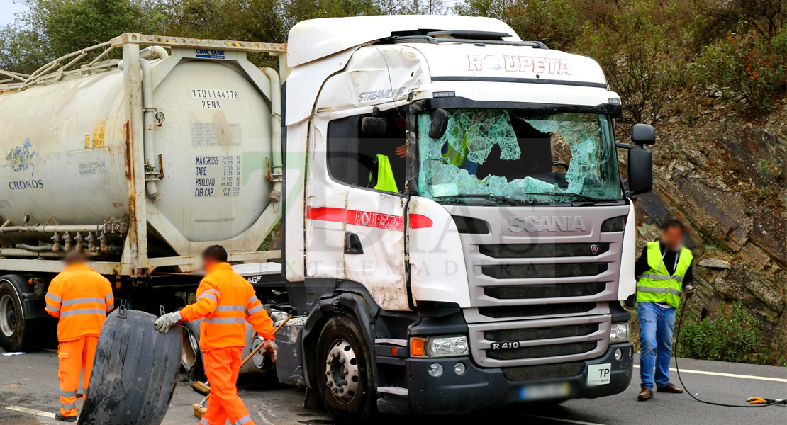 Cortan la EX-112 por el accidente de un tráiler