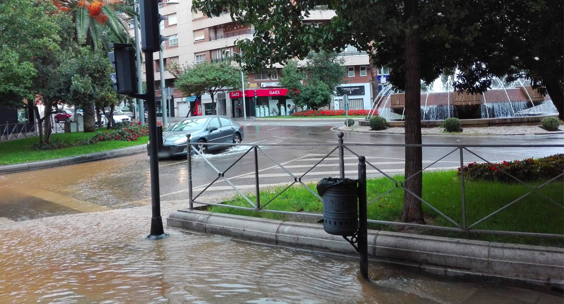 Reventón de tuberías en la avenida Fernando Calzadilla de Badajoz