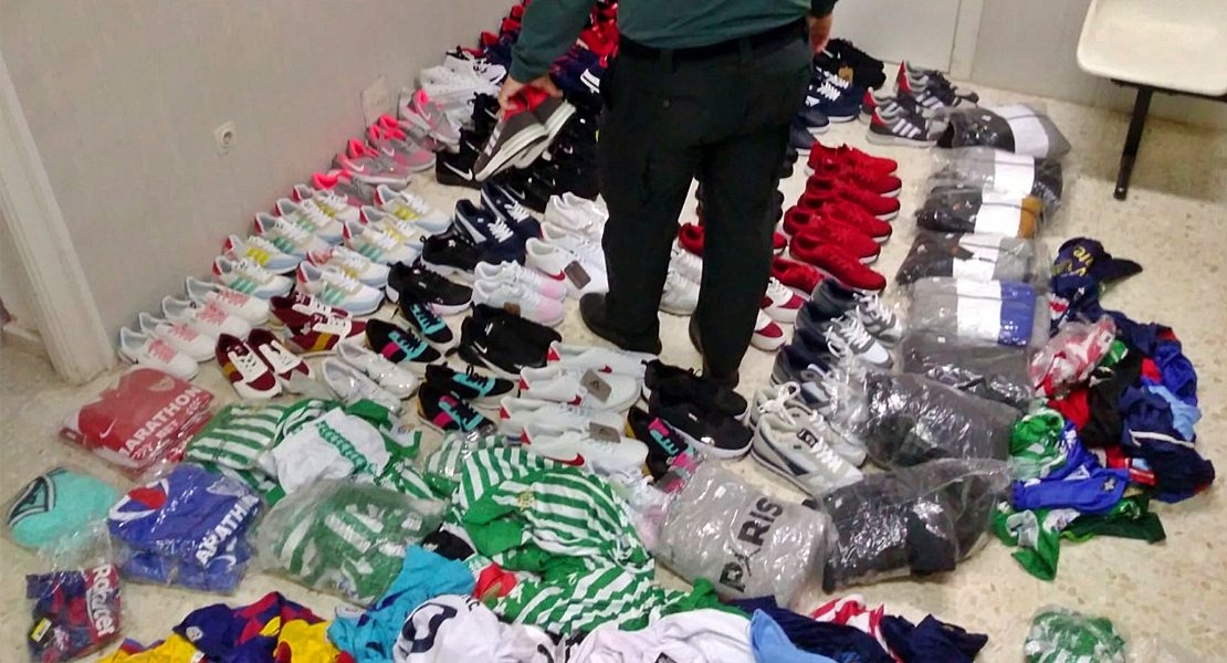 La Guardia Civil intercepta un vehículo con 250 artículos deportivos falsificados en la EX-300