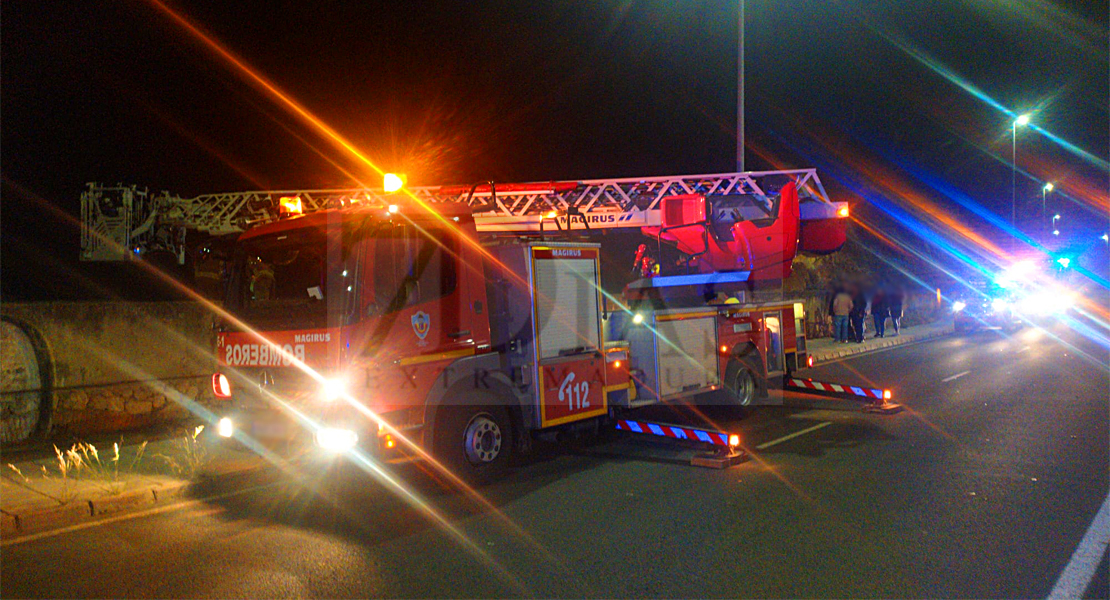 Cae por un terraplén en la carretera de Badajoz-Cáceres