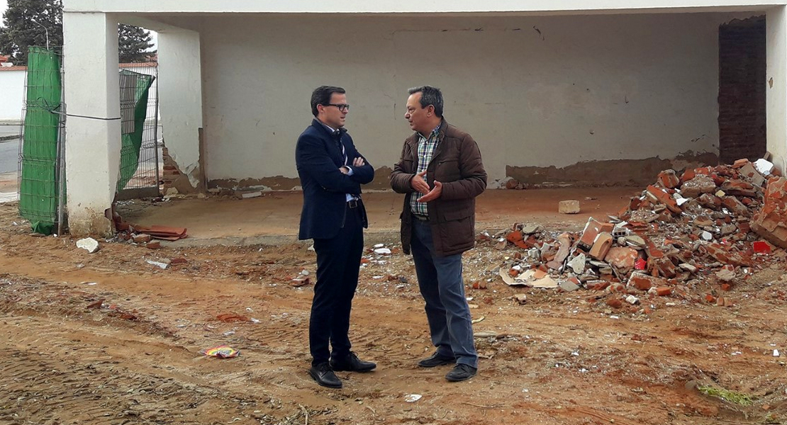 El presidente de la Diputación de Badajoz visita varias obras en Valdivia