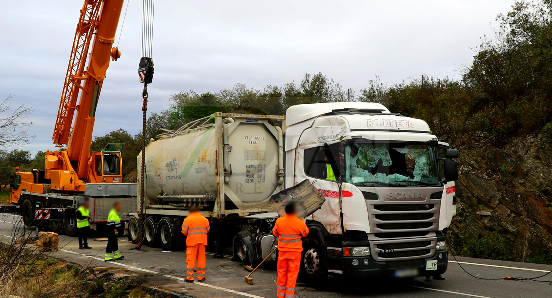 Cortan la EX-112 por el accidente de un tráiler