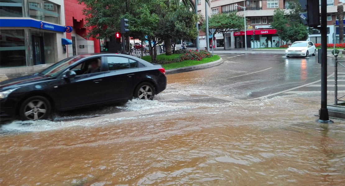 Reventón de tuberías en la avenida Fernando Calzadilla de Badajoz