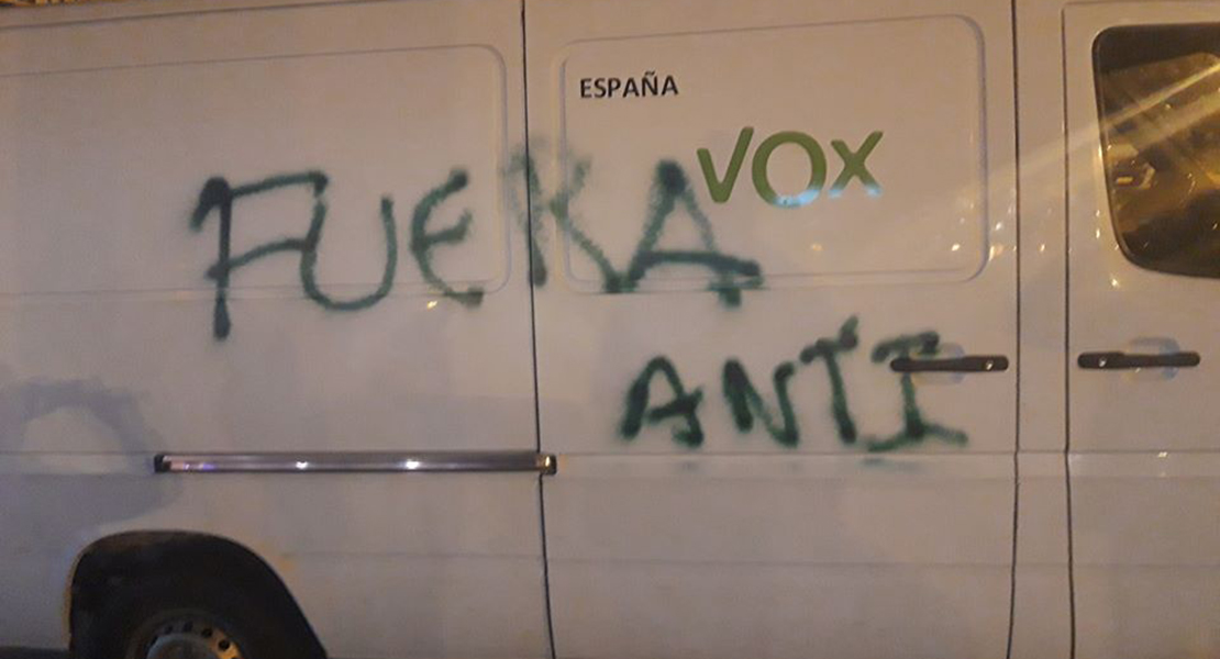 Vox denuncia la aparición de pintadas en uno de sus vehículos de campaña electoral