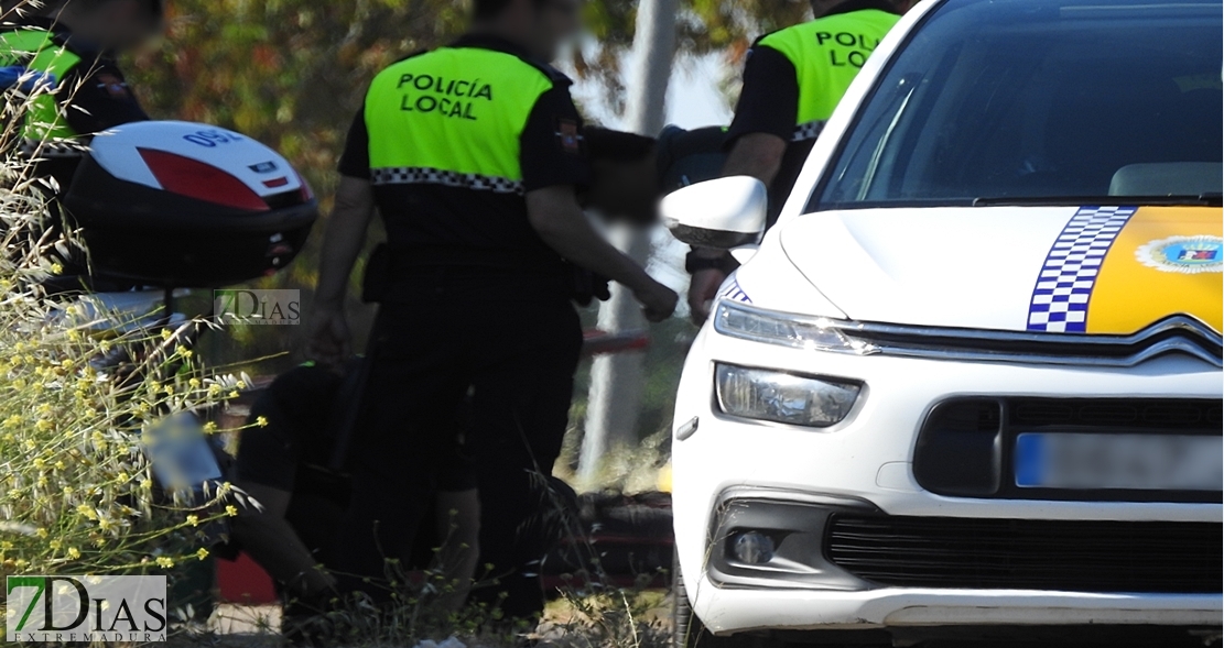 Detenido tras subirse a la grúa, forcejear e intentar sacar un arma corta de gas compromido