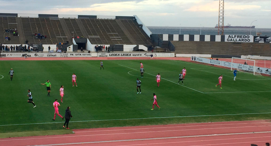 Un CD. Badajoz sin ideas es superado por el Linense