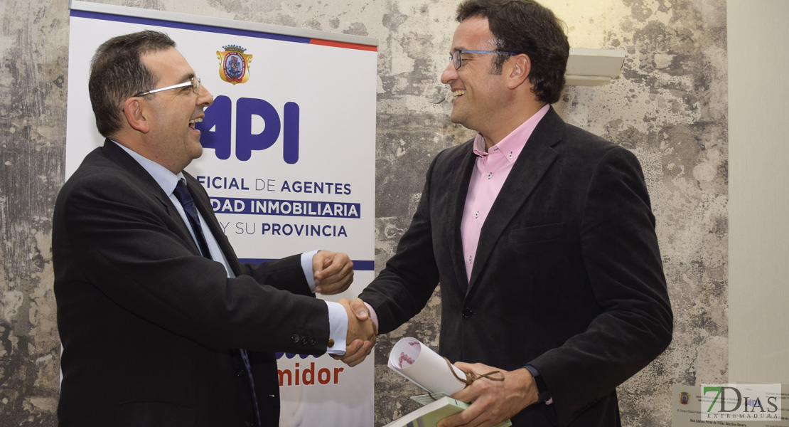 API Badajoz premia a sus miembros más antiguos y da la bienvenida a los nuevos