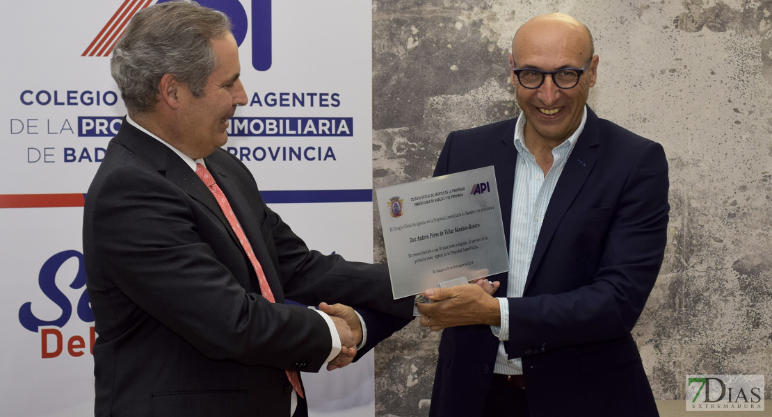 API Badajoz premia a sus miembros más antiguos y da la bienvenida a los nuevos