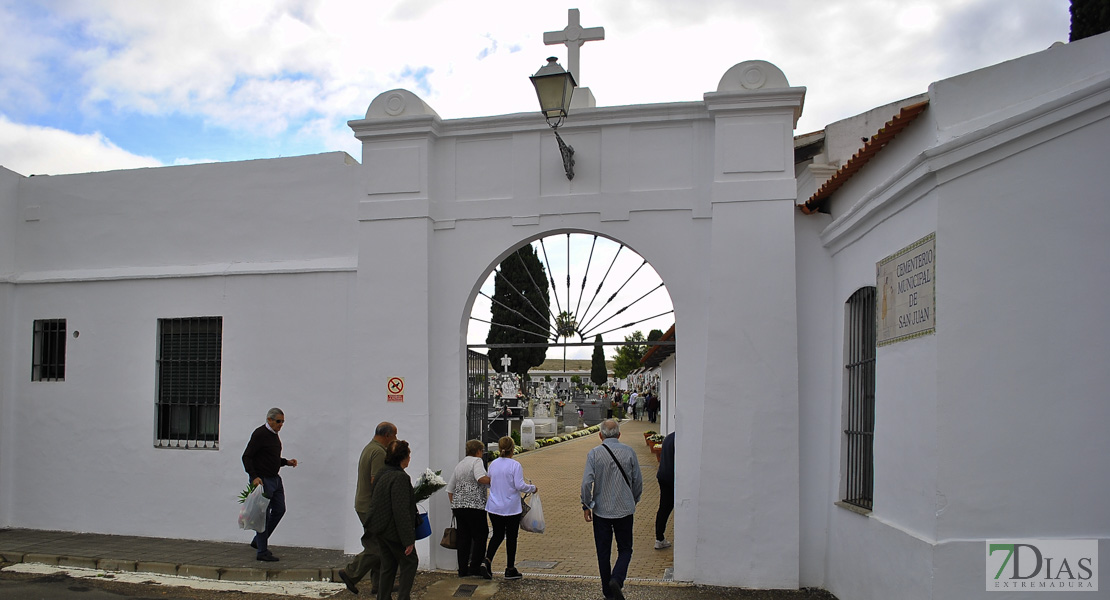 Los ciudadanos acuden a los cementerios para dedicarle el día a sus seres queridos