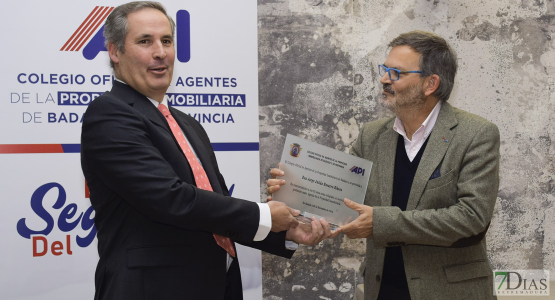 API Badajoz premia a sus miembros más antiguos y da la bienvenida a los nuevos