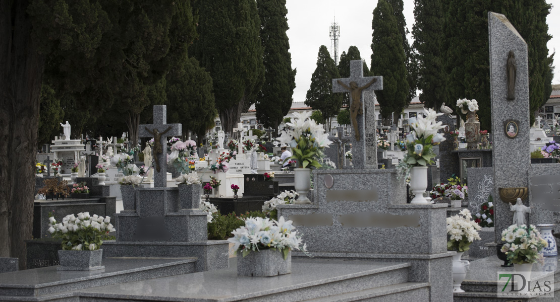 Los ciudadanos acuden a los cementerios para dedicarle el día a sus seres queridos