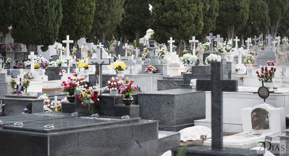 Los ciudadanos acuden a los cementerios para dedicarle el día a sus seres queridos