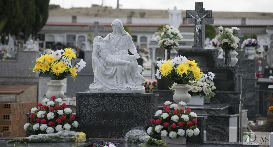 Los ciudadanos acuden a los cementerios para dedicarle el día a sus seres queridos