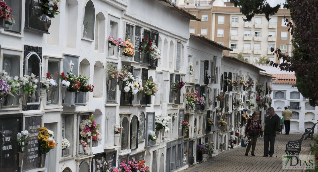 Los ciudadanos acuden a los cementerios para dedicarle el día a sus seres queridos