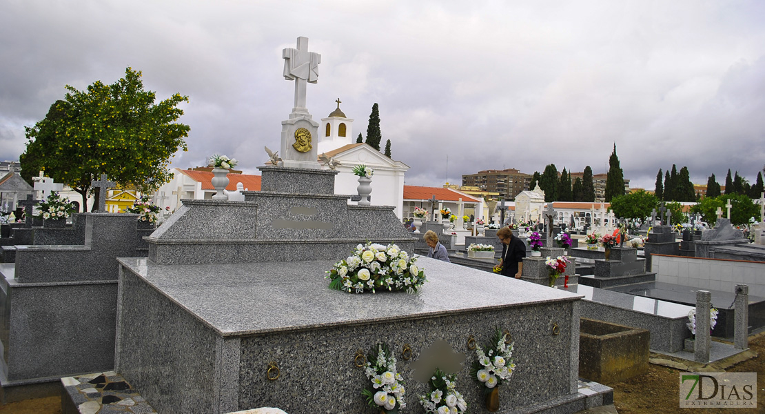 Los ciudadanos acuden a los cementerios para dedicarle el día a sus seres queridos