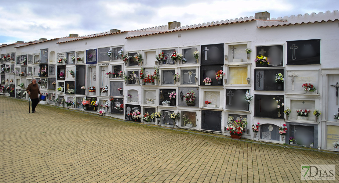 Los ciudadanos acuden a los cementerios para dedicarle el día a sus seres queridos