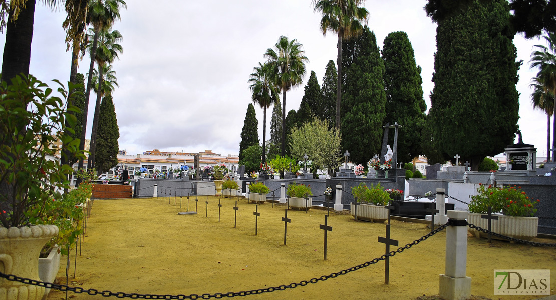 Los ciudadanos acuden a los cementerios para dedicarle el día a sus seres queridos