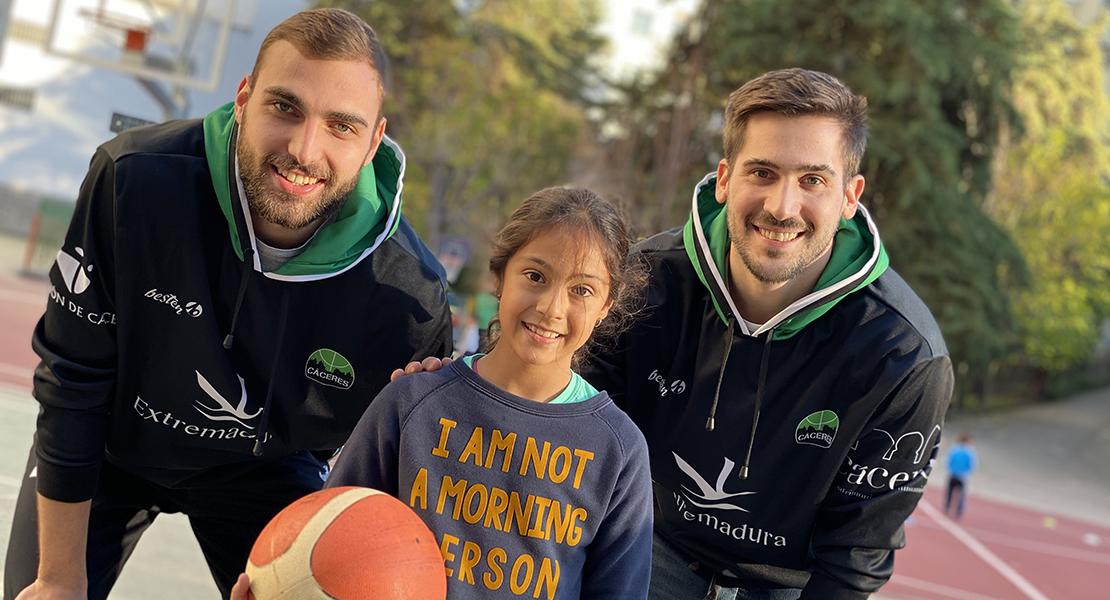 Jugadores del Cáceres Patrimonio brindan el mejor cumpleaños a Lucía