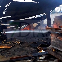 Toneladas de madera arden en una nave de carpintería en Guareña