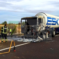 Arde un camión de mercancías peligrosas en la A-66