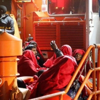 Tres muertos y al menos 10 desaparecidos tras hundirse una patera cerca de Melilla