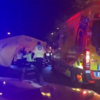 Muere un motorista tras chocar con un coche, caer al suelo y recibir el impacto de otro en Madrid