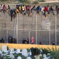 52 personas logran atravesar la valla de Ceuta embistiéndola con una furgoneta