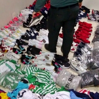 La Guardia Civil intercepta un vehículo con 250 artículos deportivos falsificados en la EX-300
