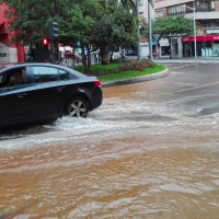 Reventón de tuberías en la avenida Fernando Calzadilla de Badajoz