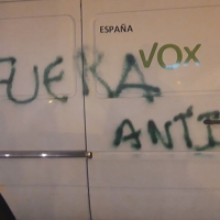 Vox denuncia la aparición de pintadas en uno de sus vehículos de campaña electoral