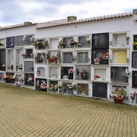 Los ciudadanos acuden a los cementerios para dedicarle el día a sus seres queridos