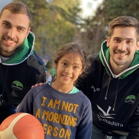 Jugadores del Cáceres Patrimonio brindan el mejor cumpleaños a Lucía