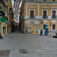 Dos jóvenes lesionan y roban al portero de un pub en Badajoz
