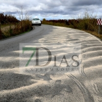 Un vertido en la calzada provoca varias salidas de vía