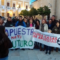 Medio centenar de personas se concentran para luchar contra las casas de apuestas