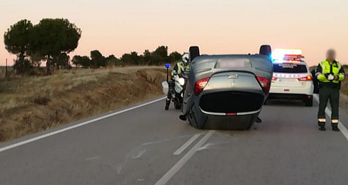 Accidente y vuelco en la carretera EX-202