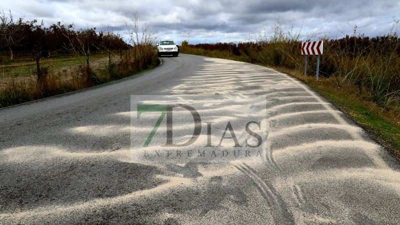 Un vertido en la calzada provoca varias salidas de vía