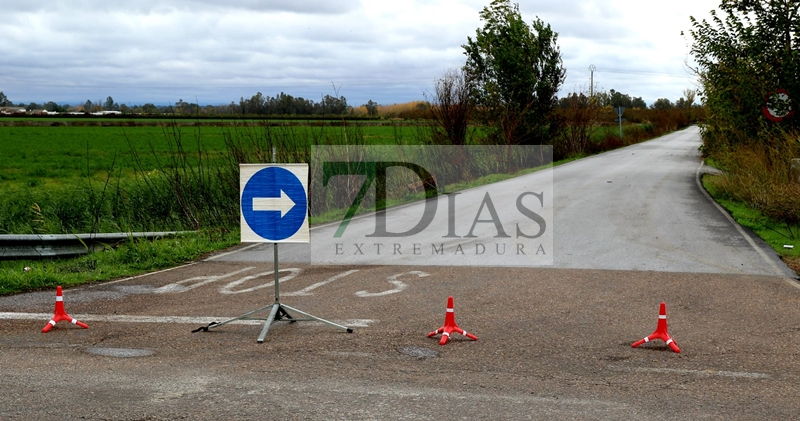 Un vertido en la calzada provoca varias salidas de vía