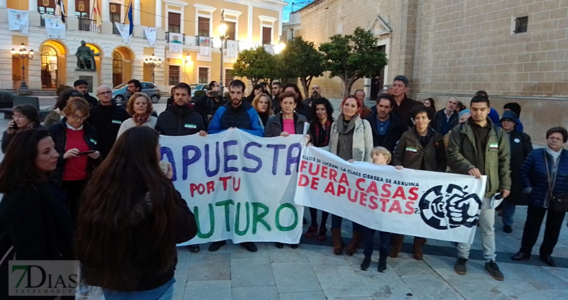 Medio centenar de personas se concentran para luchar contra las casas de apuestas