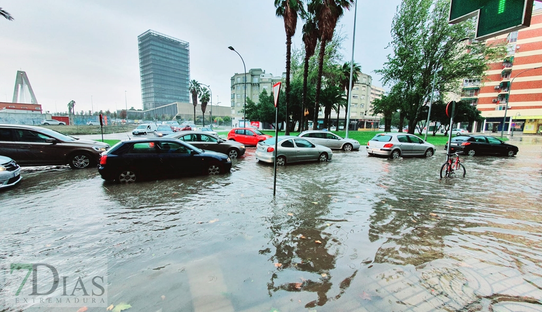 Grandes balsas de agua y problemas en el tráfico en Badajoz