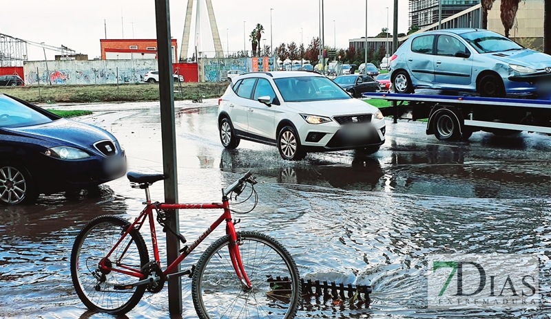 Grandes balsas de agua y problemas en el tráfico en Badajoz