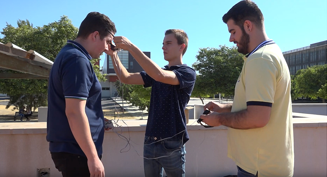 Tres estudiantes inventan unas gafas para “dar visión” a las personas invidentes