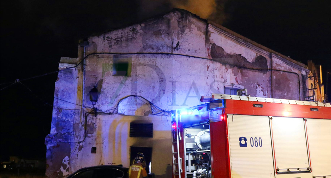 Los Bomberos extinguen un incendio en &#39;El Campillo&#39; (Badajoz)