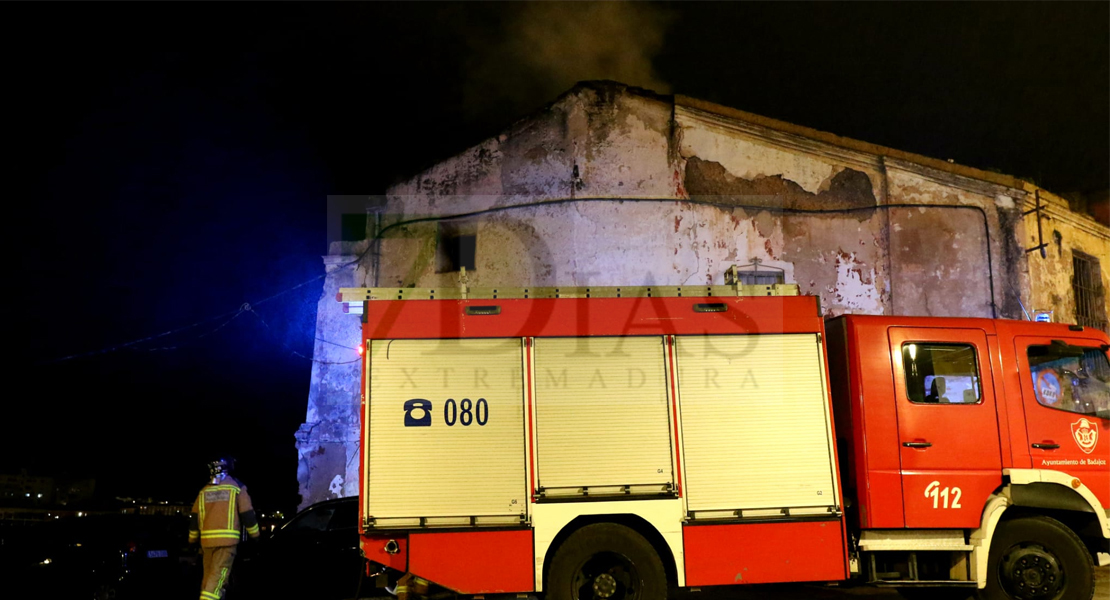 Los Bomberos extinguen un incendio en &#39;El Campillo&#39; (Badajoz)